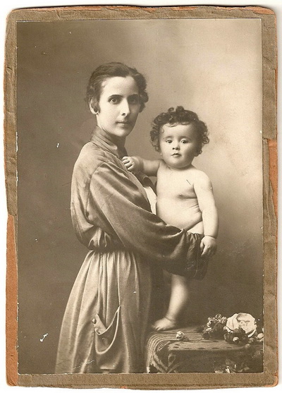 Натуся Коркмасова (Пацхверия) с сыном Эриком