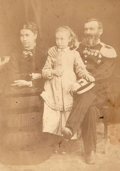 Полковник Пацхверов Д.И. ( отец Г.Д.) с супругой Валерией Феликсовной и внучкой Ольгой ( Т-Х-Шура, примерно 1885 г.) 