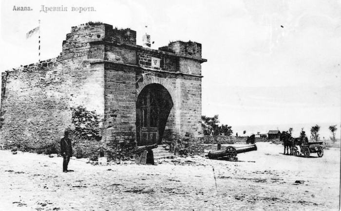 Старые крепостные ворота Анапы. 