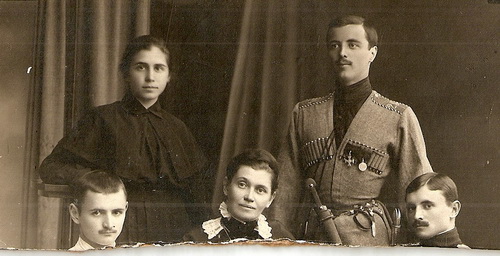 Стоят - Александра, Сергей, .. сидит в цетре т.Варя, справа Георгий